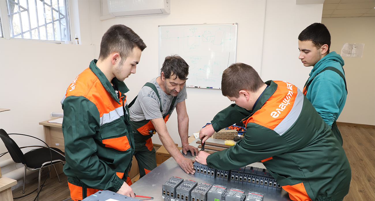 Students in Elatzite Med work clothes practicing with bush work.