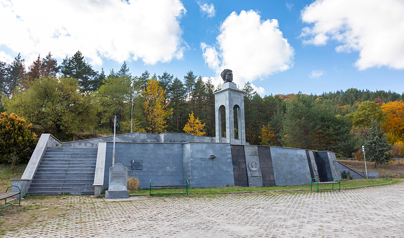 Бюст паметник на Васил Левски.