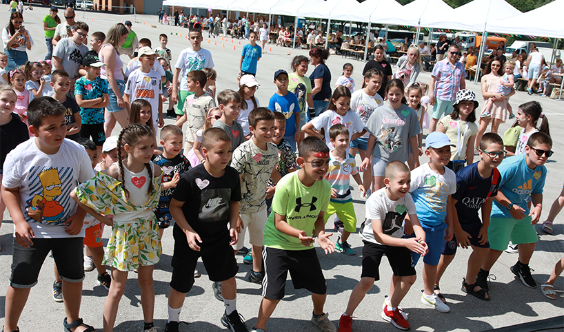 Деца на празника в Етрополе