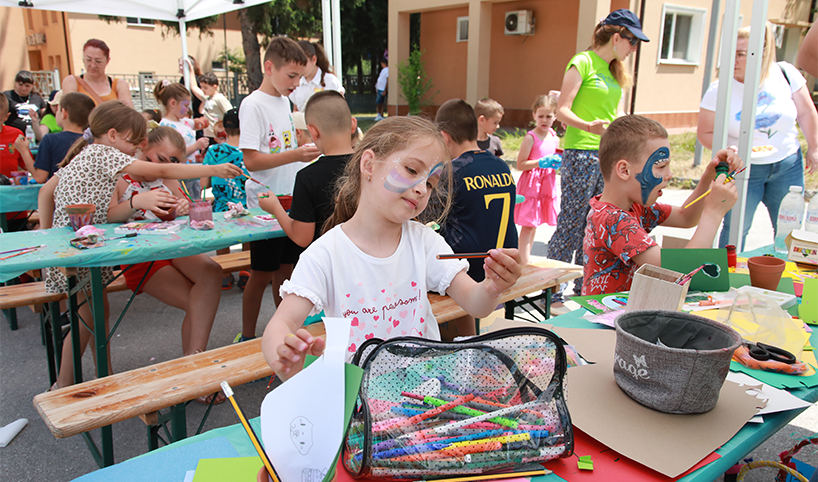 Дете рисува по време на празника на 1 юни.