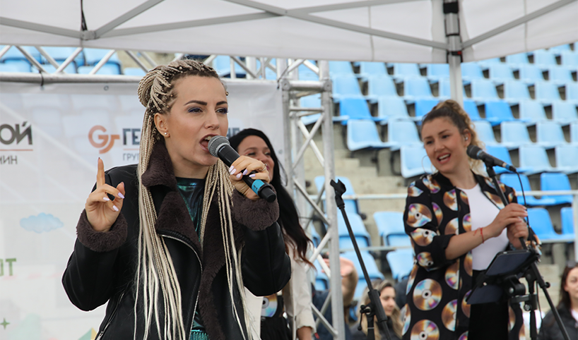 Поли Генова на сцената на детския празник.