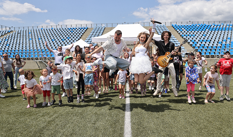 Деца със гости изпълнители на детския празник