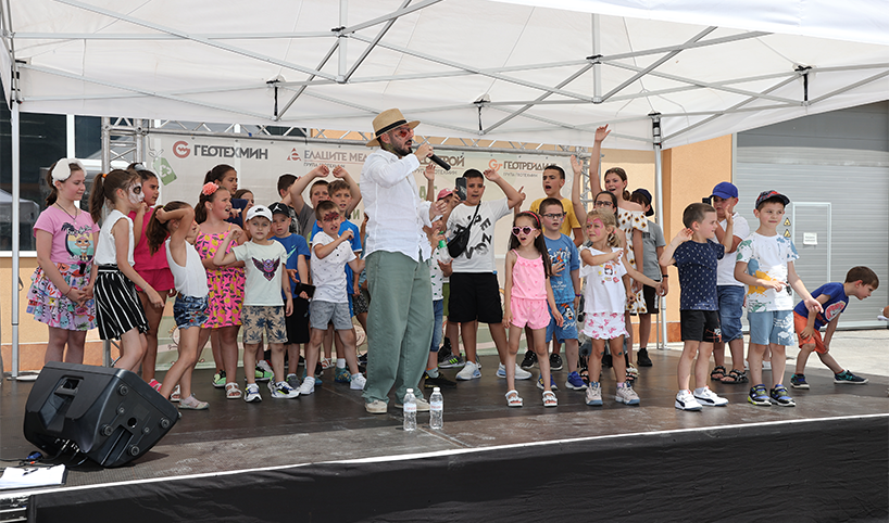 Венци Венц на сцената с деца на детския празник