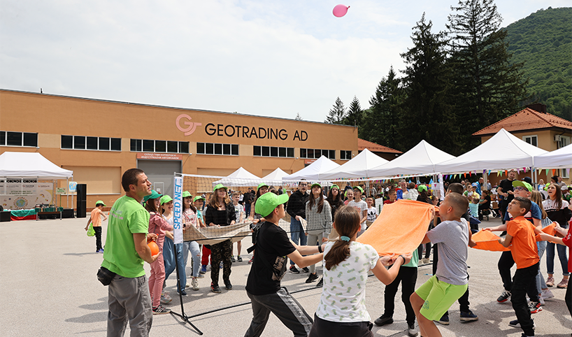 Деца играят с воден балон на детския празник