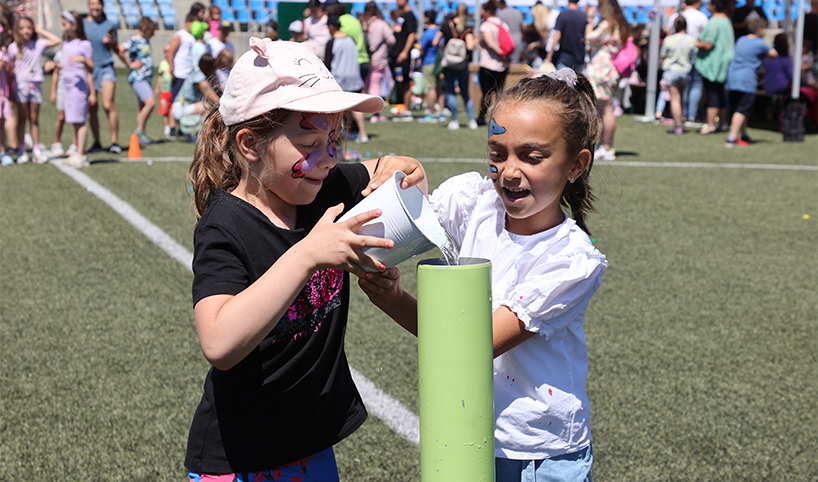 Деца участващи в игра на детския празник.