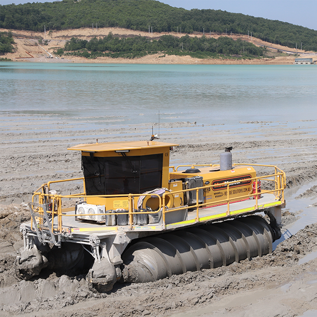 MudMaster machine processing tailings in the beach areas of Benkovski-2 tailings dump