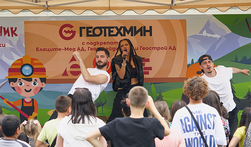 Дара на сцената на детския празник