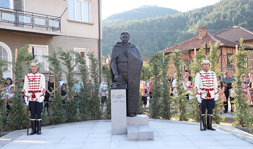 monument to Vasil Levski and guardsmen on both sides of it