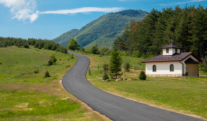 Път изграден до параклис.