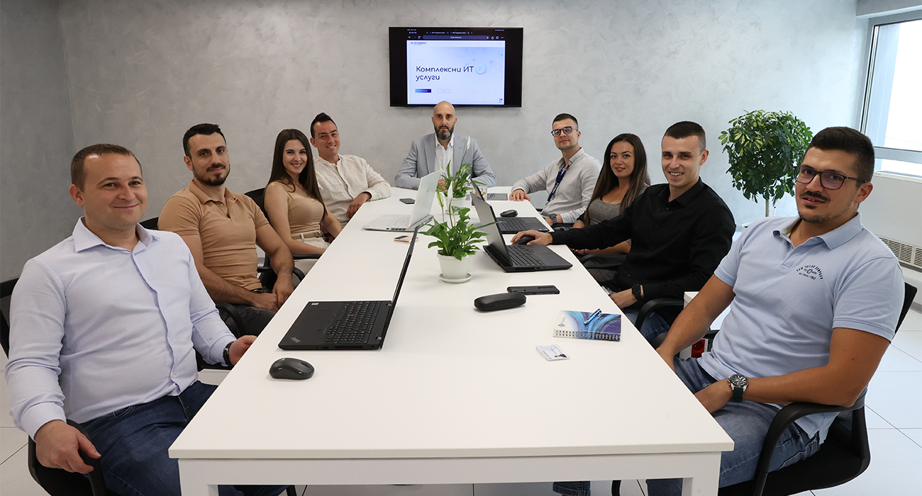 управителят на ИТР Сървисиз ЕООД, Петър Йончев, с част от екипа по време на среща