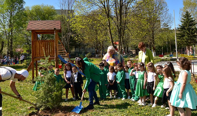 Участници в инициативата Нашето зелено утре засаждащи растения