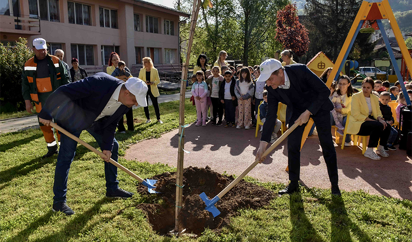 Участници в инициативата Нашето зелено утре засаждащи дърво