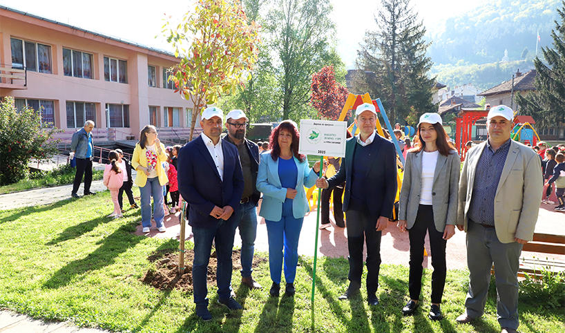 Служители участващи в инициативата Нашето зелено утре