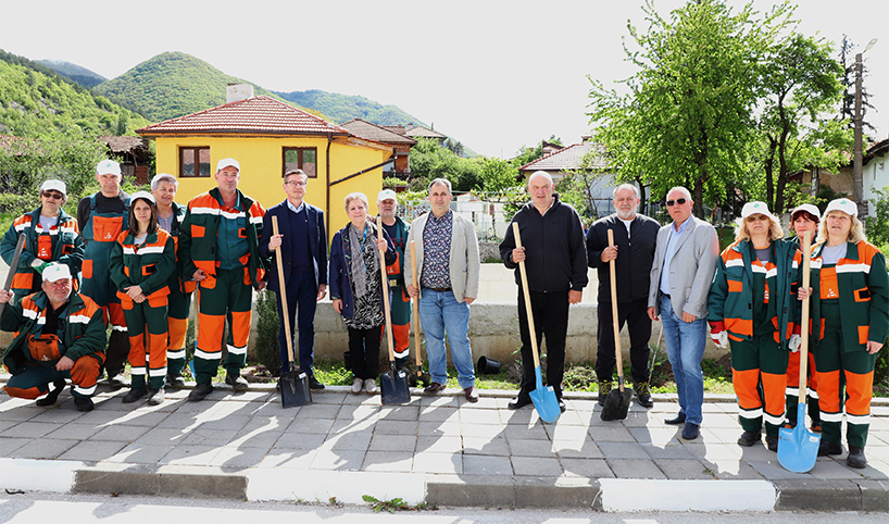 Служители участващи в инициативата Нашето зелено утре