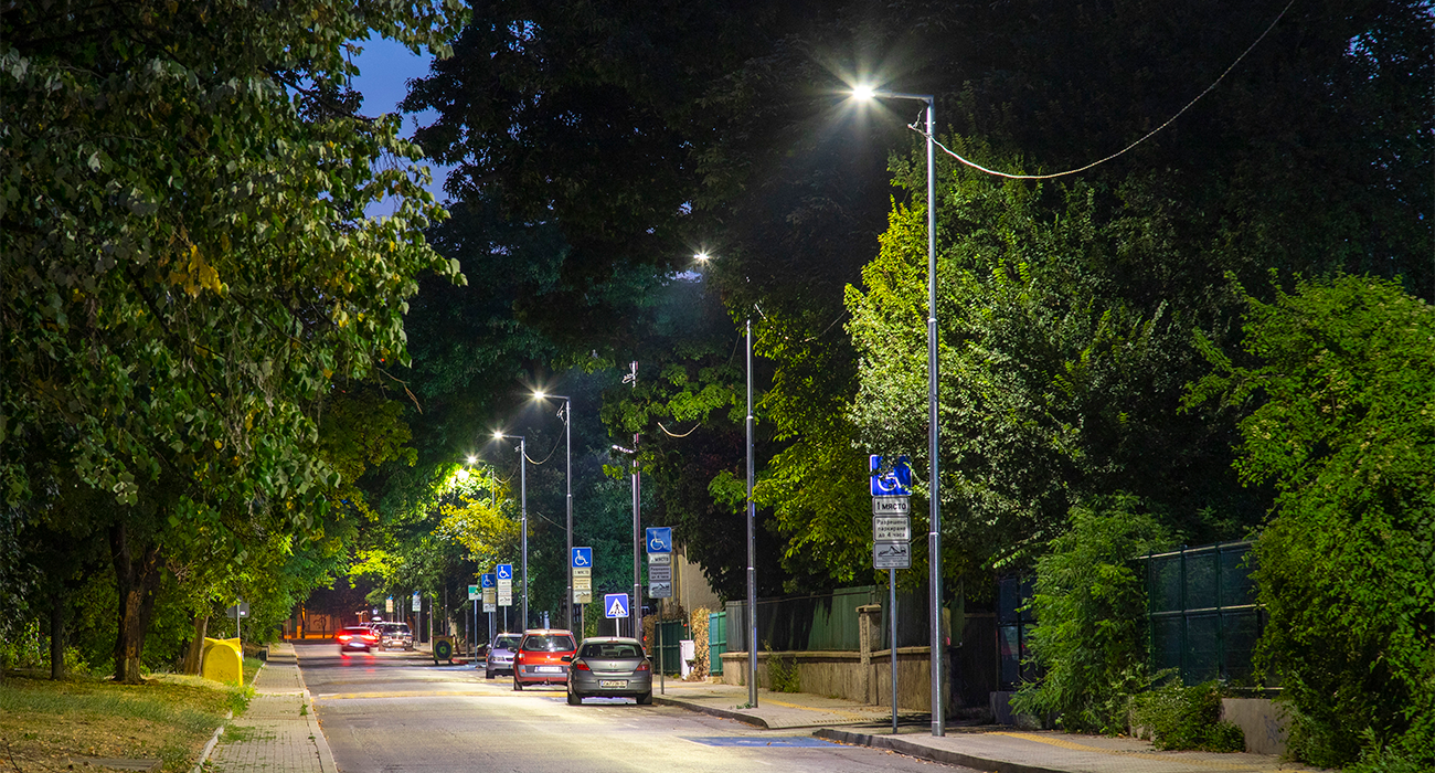 улица, осветена от Улично осветление ЕООД, през нощта