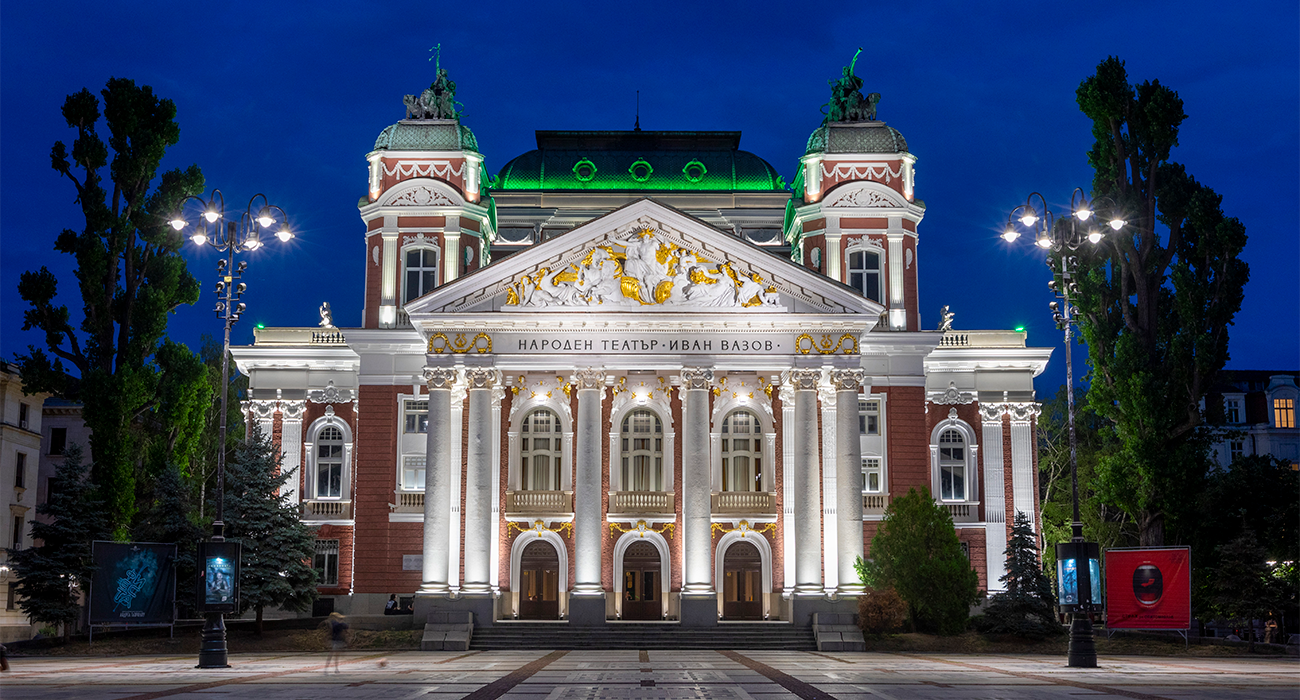 Осветен, през вечерта, Народен театър "Иван Вазов"