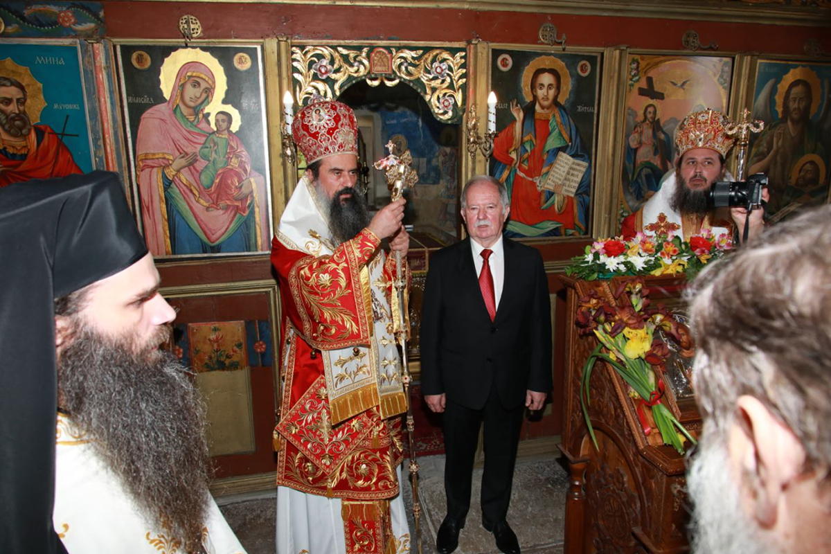 Цоло Вутов и патриарх Данаиил в черквата свети Мина по време на литургията.