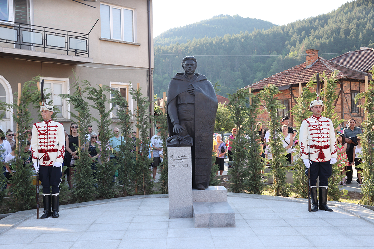 Паметникът на Левски и двама гвардейци от двете му страни.