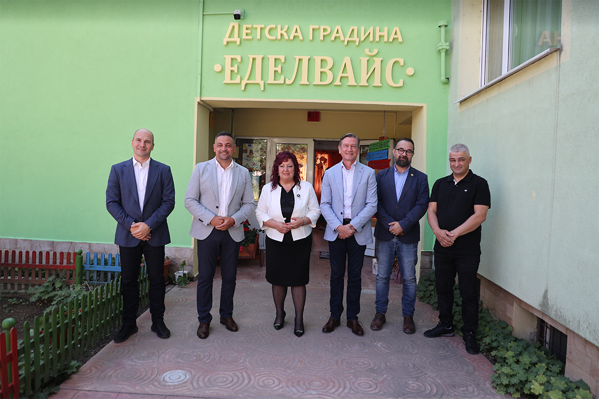 Директора на детската градина, кмета на Етрополе и г-н Хамерс заедно с други гости пред входа на ремонтираната детска градина.
