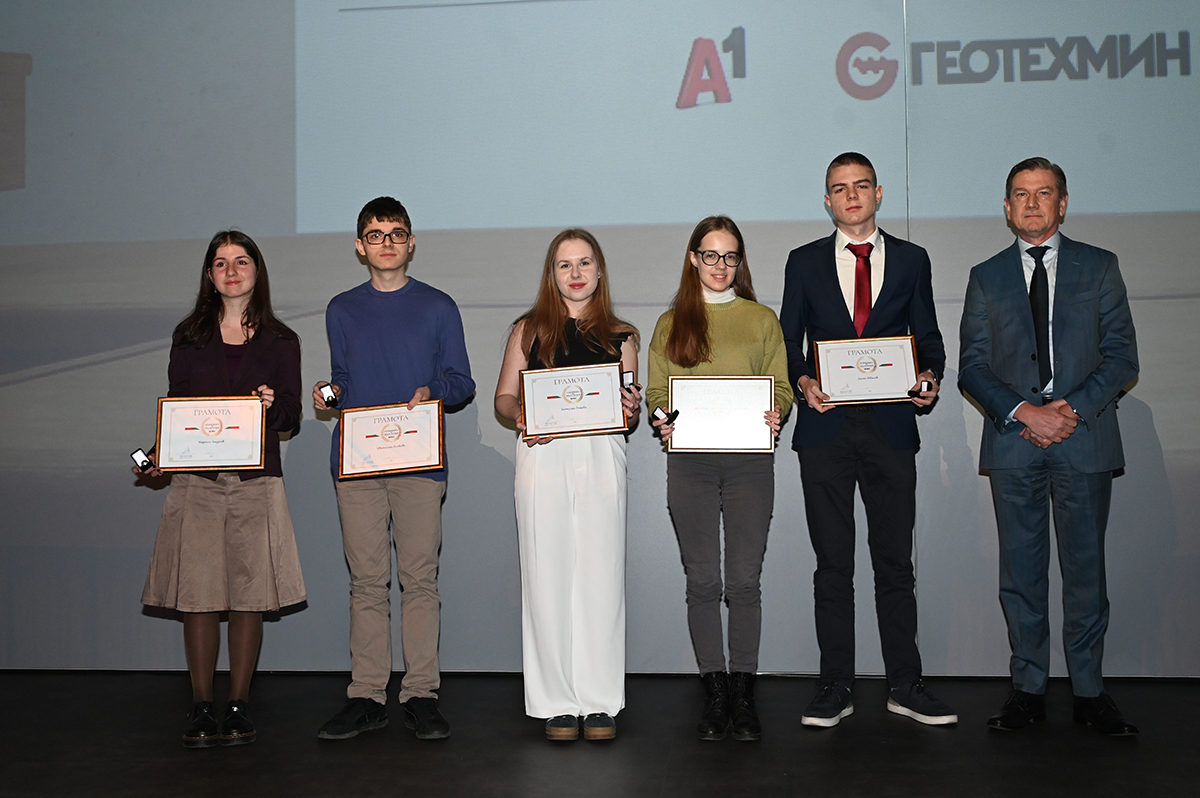 Доминик Хамерс с наградените таланти в инициативата „Отличниците на България“