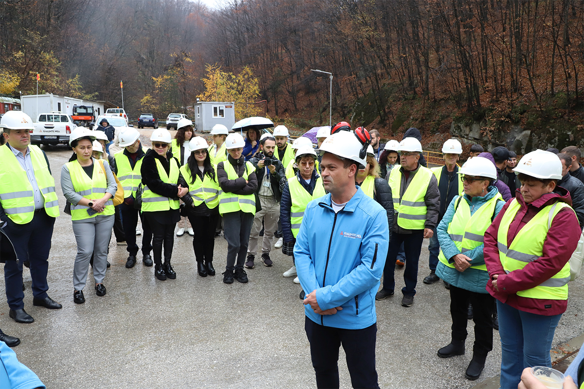 Посетители с предпазни каски и светлоотразителни жилетки на посещение на станцията