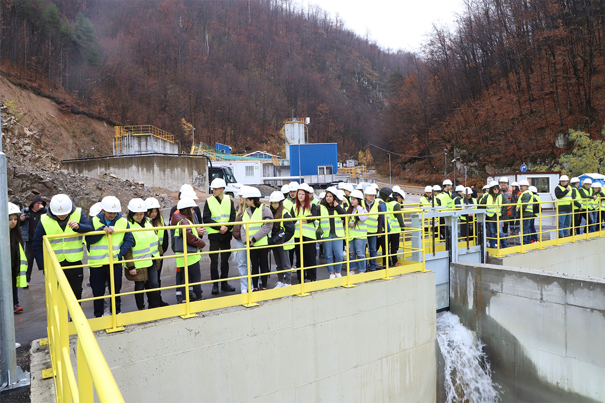 Посетители с предпазни каски и светлоотразителни жилетки на посещение на станцията