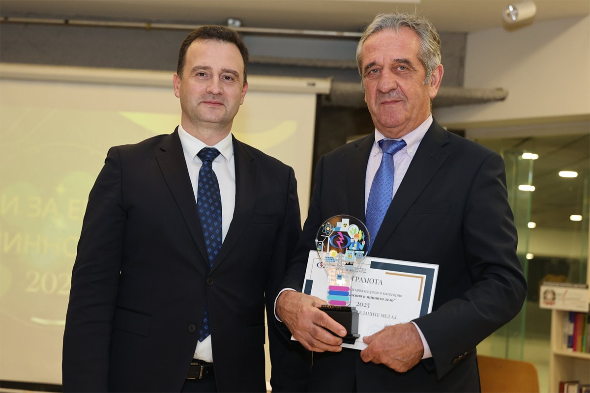 г-н Жечо Станков, министър на енергетиката, с Драгомир Драганов, изпълнителен директор на Елаците-Мед, след връчването на награда за постижения в минната индустрия