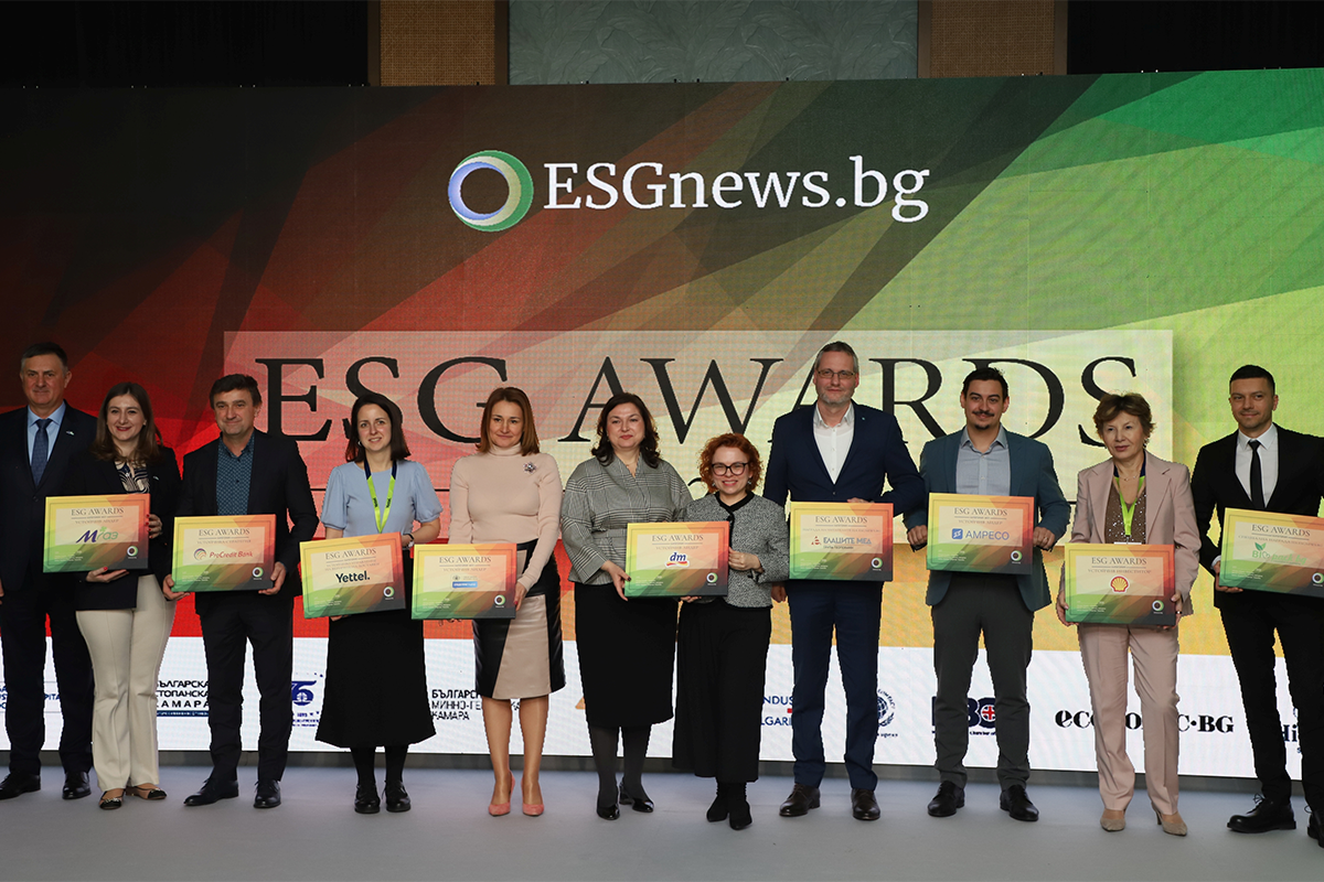 Групова снимка на наградените по време на ESG Awards 2026