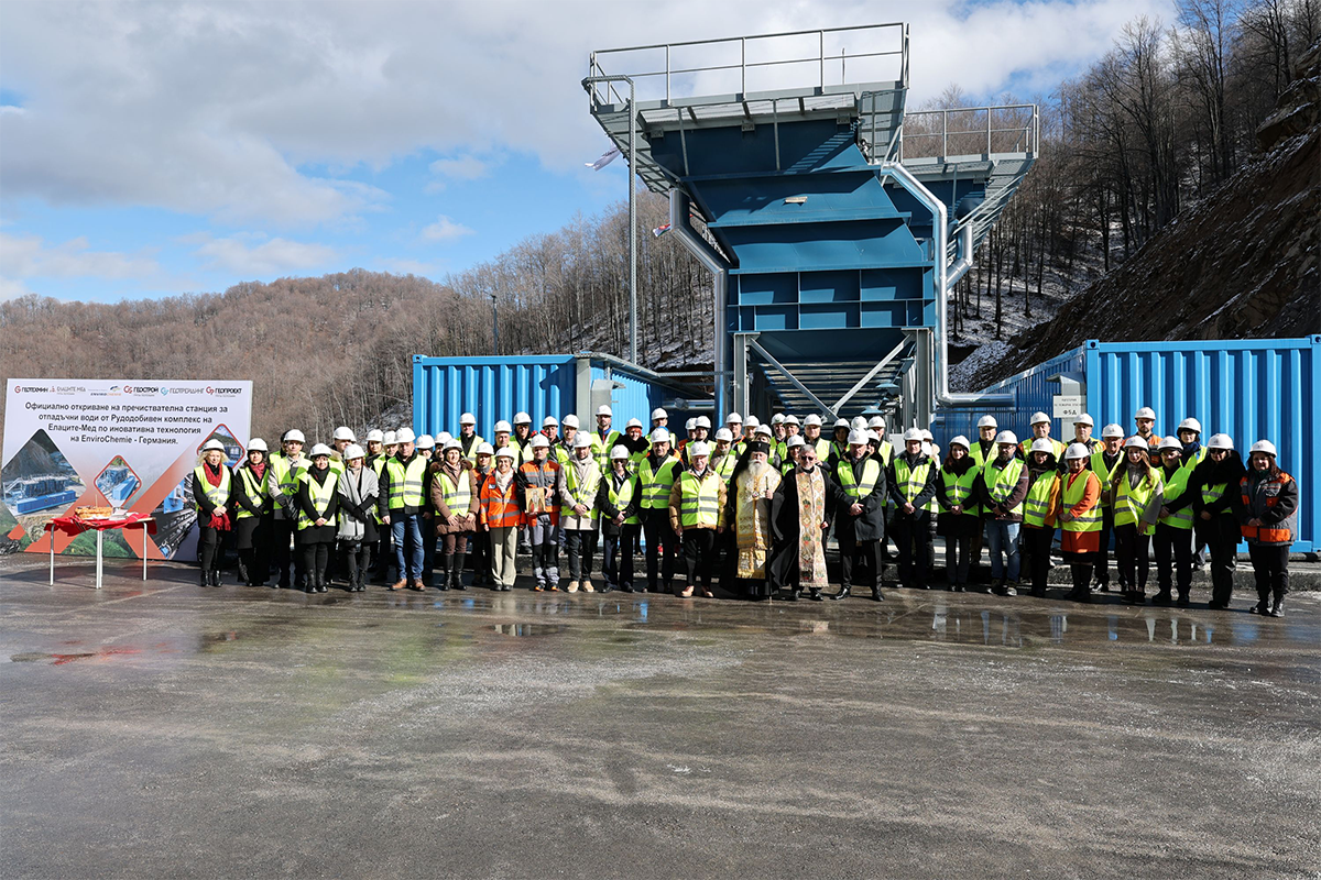 Гости на събитието за откриване на пречиствателна станция облечени в светлоотразителни жилетки и предпазни каски.