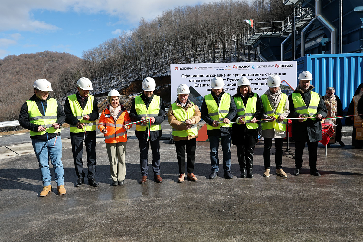 Гости на събитието сред които и проф. дтн инж. Цоло Вутов режещи лентата по случай откриването на нова пречиствателна станция.