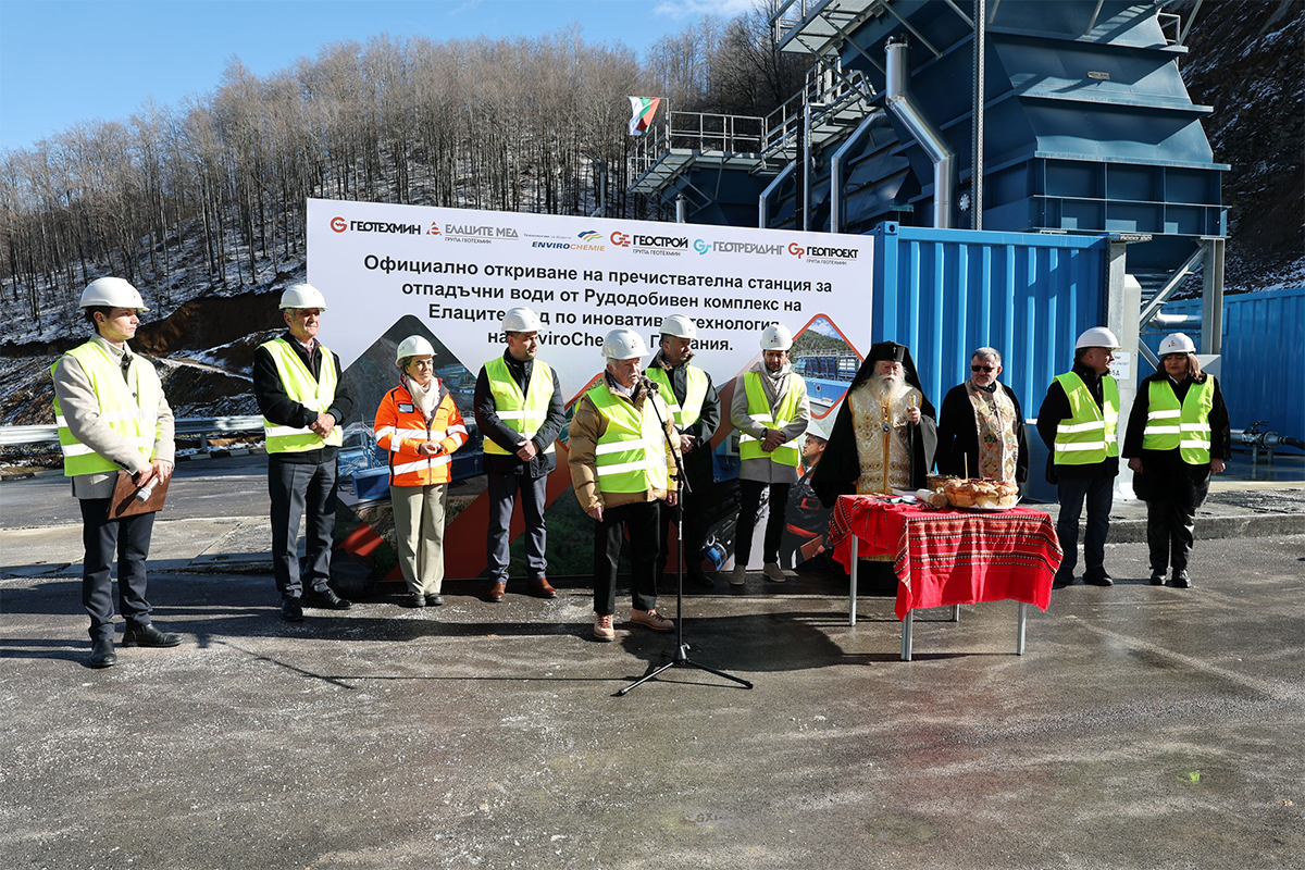 проф. дтн инж. Цоло Вутов държащ реч пред гости на събитието по случай откриването на нова пречиствателна станция.