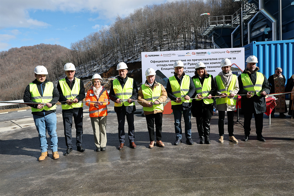 Гости на събитието сред които и проф. дтн инж. Цоло Вутов режещи лентата по случай откриването на нова пречиствателна станция.