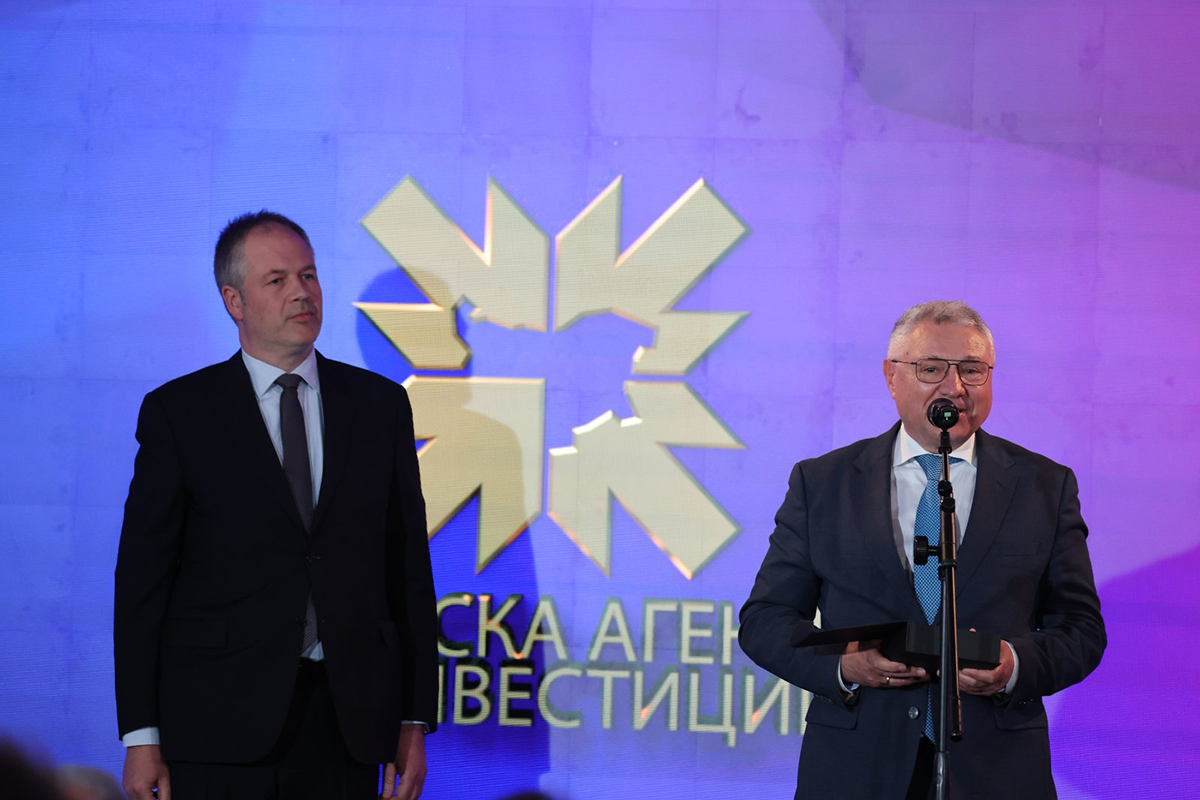 Заместник-министъра на външните работи Велизар Шаламанов връчващ отличието на на инж. Георги Петров.