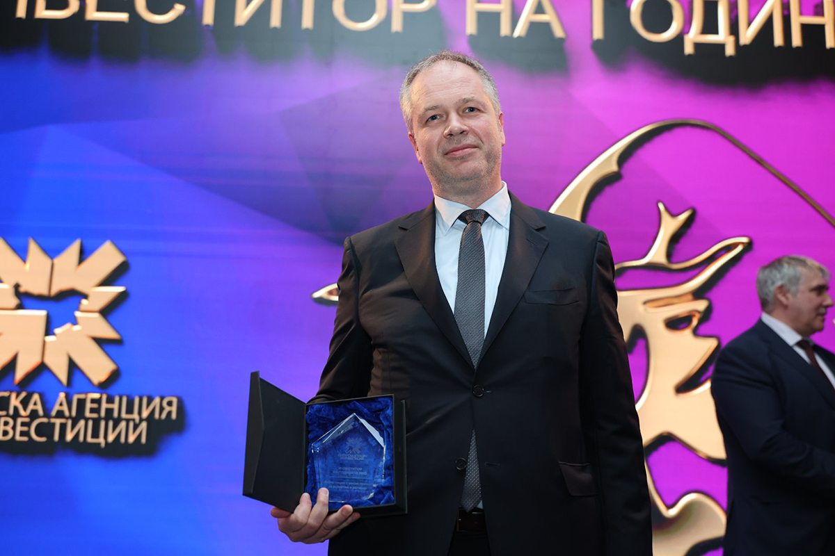 инж. Георги Петров, директор на дирекция „Добив и обогатяване на метални полезни изкопаеми“ с отличието връчено на Елацитед-мед на събитието Инвеститор на годината.