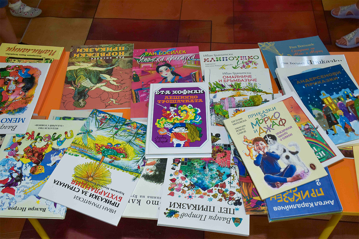 детски книги дарени от Група ГЕОТЕХМИН на детски градини и читалища по програмата "Култура и национална идентичност"