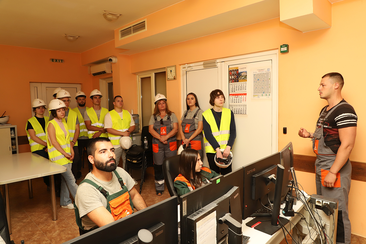 Стажантите се запознават с работата в „Елаците-Мед“ чрез среща със специалистите на компанията.